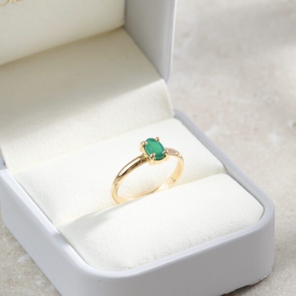 Anillo Clásico con Cristal Oval color Esmeralda