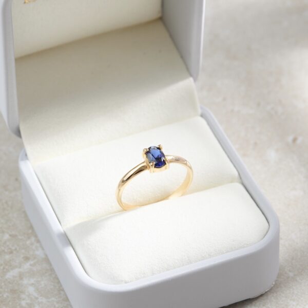 Anillo Clásico con Cristal Oval color Zafiro