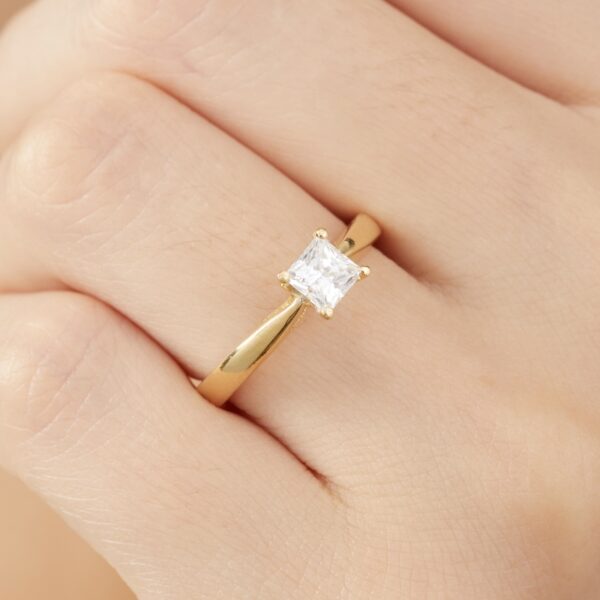 Anillo de Compromiso con Diamante de Laboratorio Princesa de 0.50 carat - ADLAB09