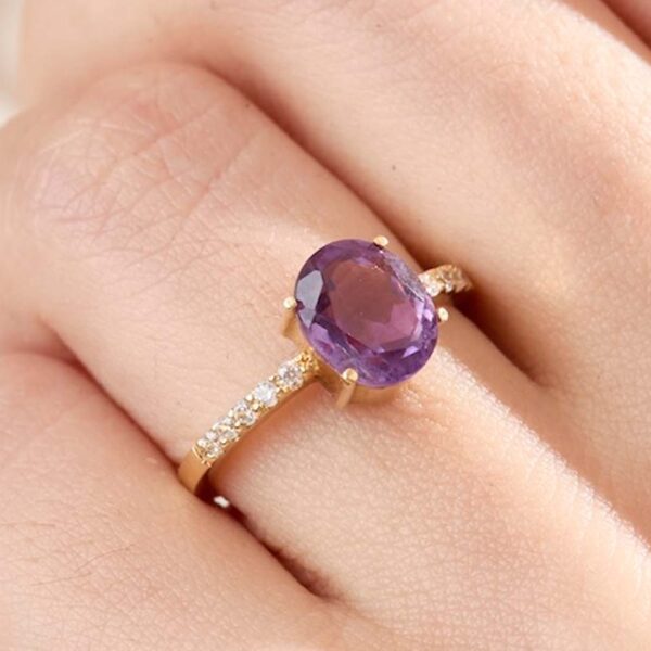 Anillo de compromiso con amatista