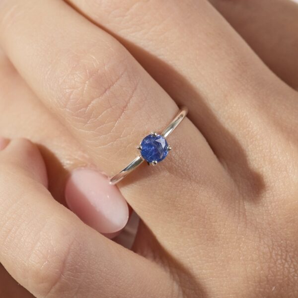 Anillo Anna con Zafiro Azul Natural