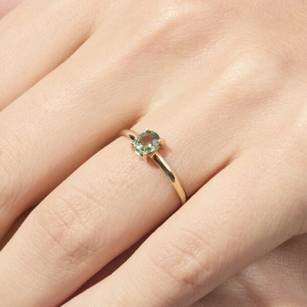 Anillo Anna Oval con Zafiro Verde Natural