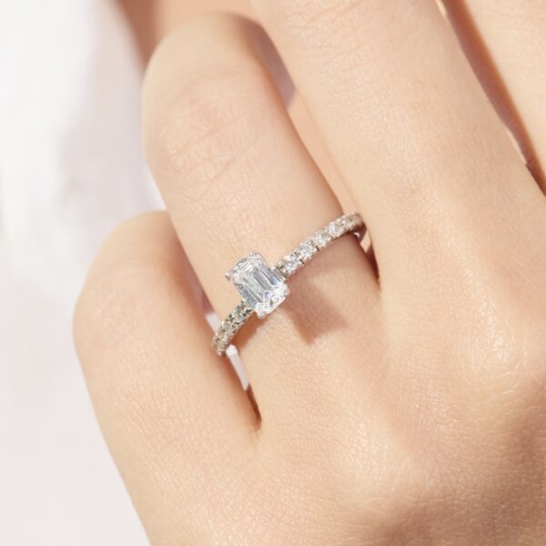 Anillo de Compromiso con Diamante de Laboratorio Esmeralda de 0.40 carat - ADLAB10