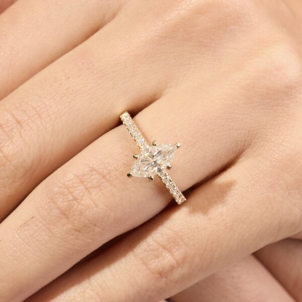 Anillo de Compromiso con Diamante de Laboratorio Marquise de 1.00 carat - ADLAB10