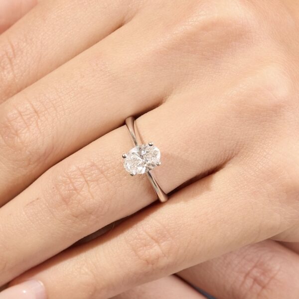 Anillo de Compromiso con Diamante de Laboratorio Oval de 0.75 carat - ADLAB09