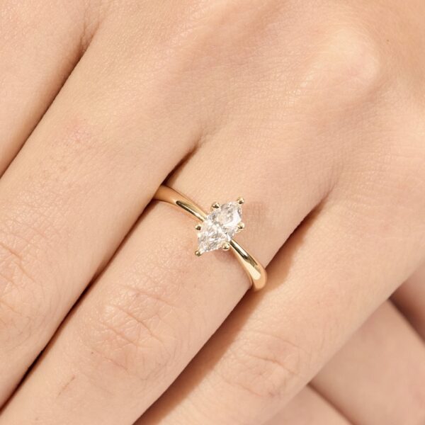 Anillo de Compromiso con Diamante de Laboratorio Marquise de 0.60 carat - ADLAB09