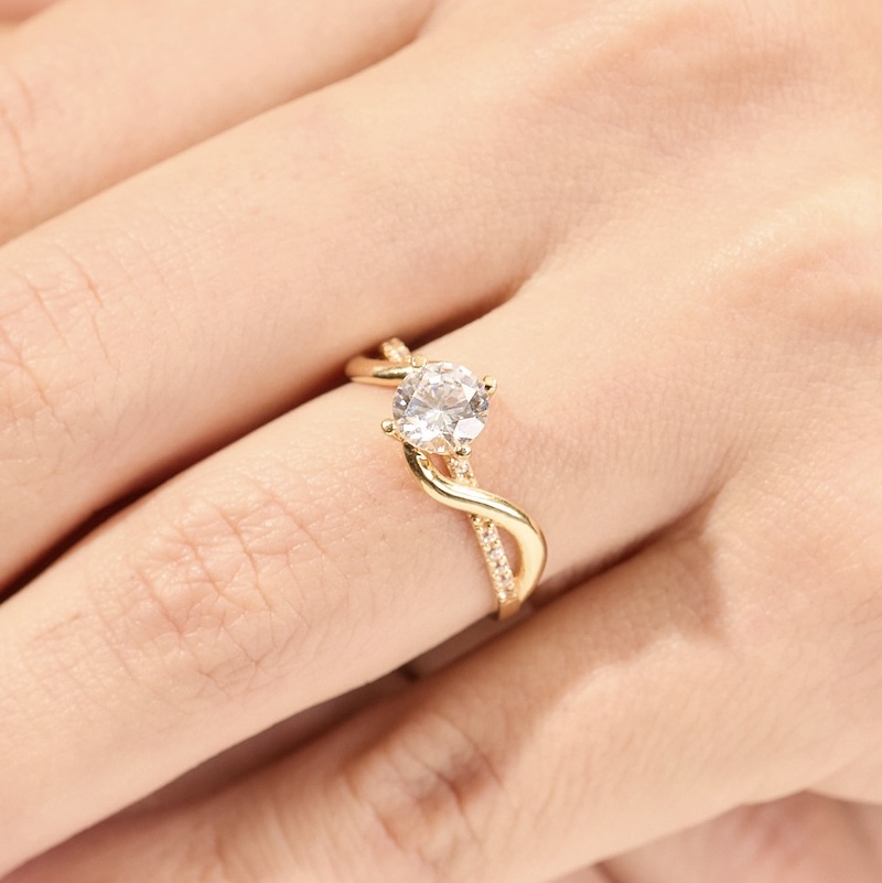 Anillo Trenzado con Engastes Laterales - Imagen 2