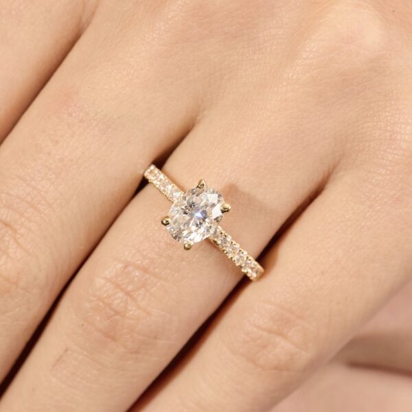 Anillo de Compromiso con Diamante de Laboratorio Oval de 1.10 carat - ADLAB10