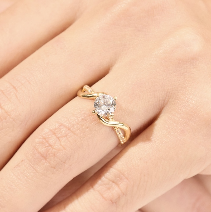 Anillo Trenzado con Engastes Laterales