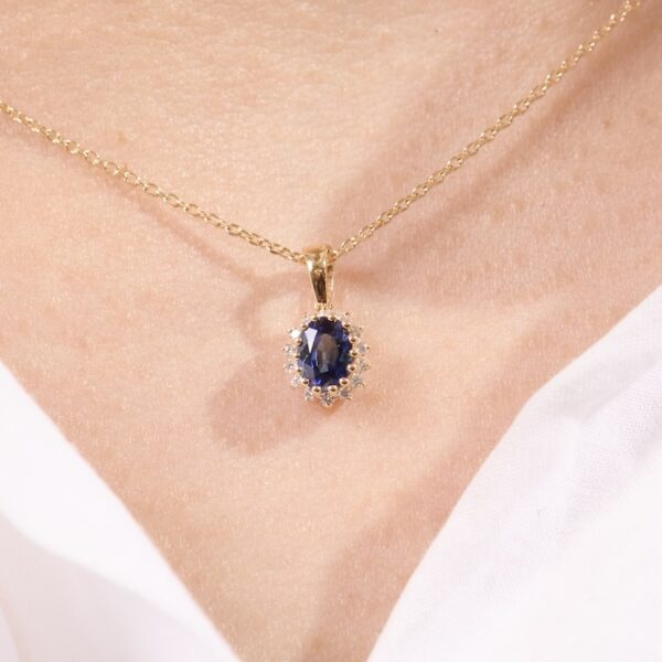 Dije Mini Roseta con Zafiro Oval y Diamantes Naturales