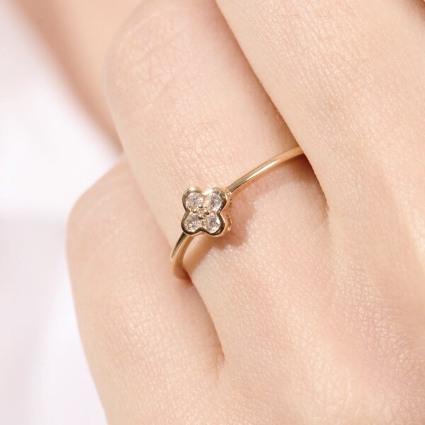 Anillo Trebol con Diamante Natural