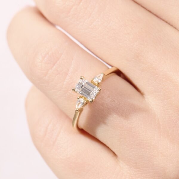 Anillo de Compromiso Three Stone Esmeralda de 0.70 carat - AD29