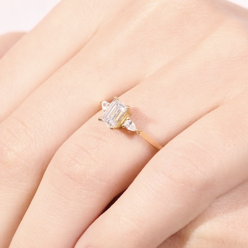 Anillo de Compromiso Three Stone Esmeralda - AC29 - Imagen 2