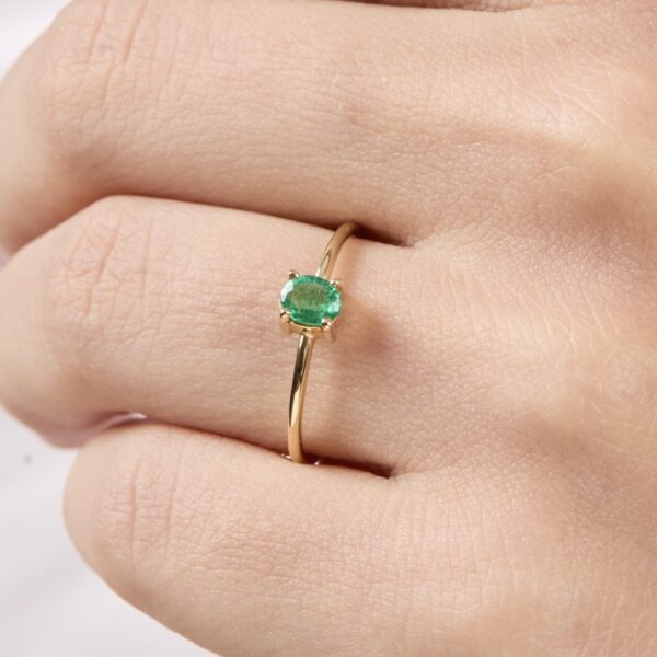 Anillo Anna Esmeralda Natural Oval