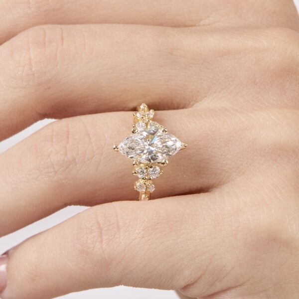 anillo de compromiso con diamante marquise
