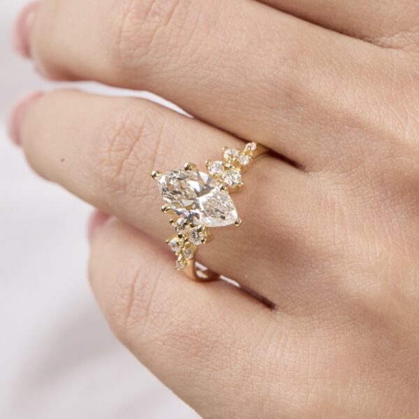 anillo de compromiso con diamante marquise