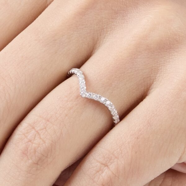 Anillo V con Cristales