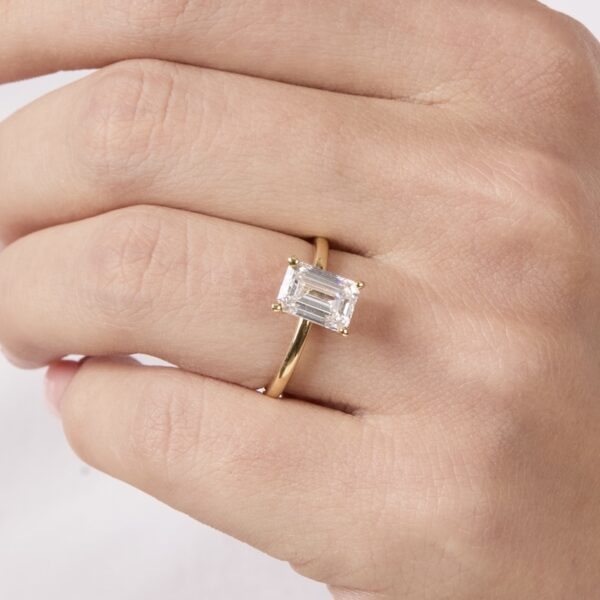 anillo de compromiso con diamante esmeralda
