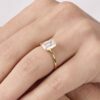 anillo de compromiso con diamante esmeralda