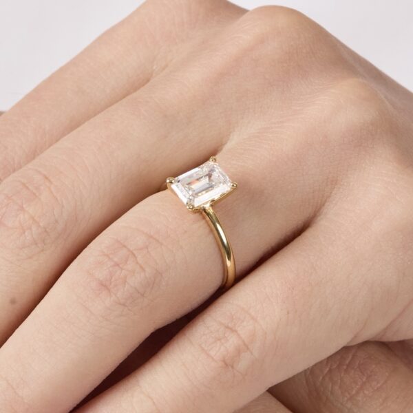 anillo de compromiso con diamante esmeralda