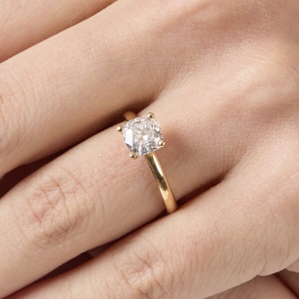 Anillo de Compromiso con Diamante de Laboratorio Cushion de 1.50 carat - ADLAB06