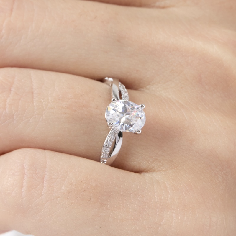 anillo de compromiso de oro blanco