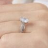 anillo de compromiso de oro blanco