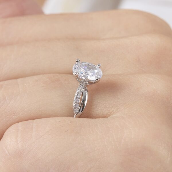 anillo de compromiso de oro blanco