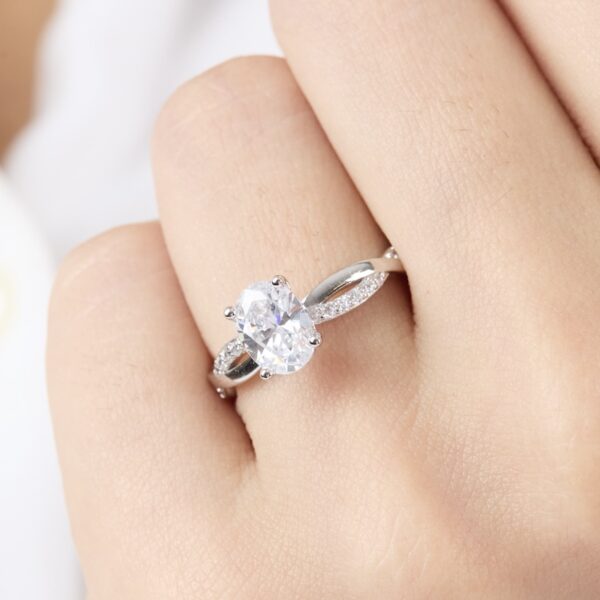 anillo de compromiso de oro blanco