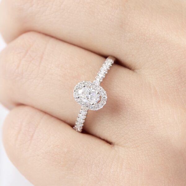 anillo de compromiso de oro blanco