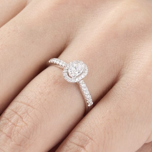 anillo de compromiso de oro blanco