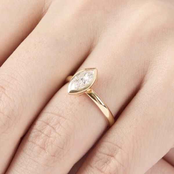 anillo de compromiso de oro amarillo
