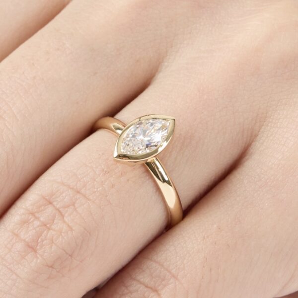 anillo de compromiso de oro amarillo