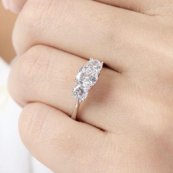 anillo de compromiso de oro blanco