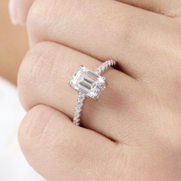 anillo de compromiso de oro blanco
