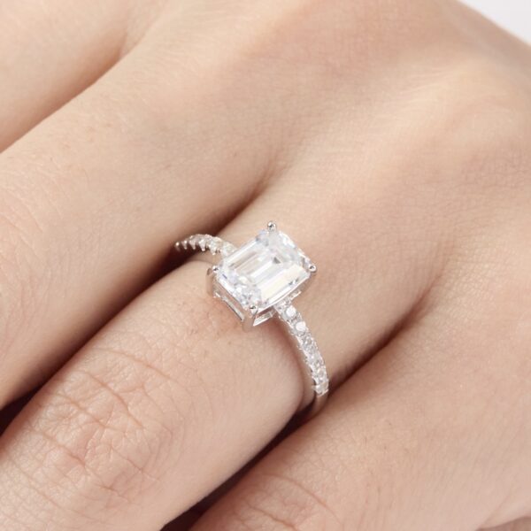 anillo de compromiso de oro blanco