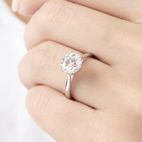 anillo de compromiso de oro blanco