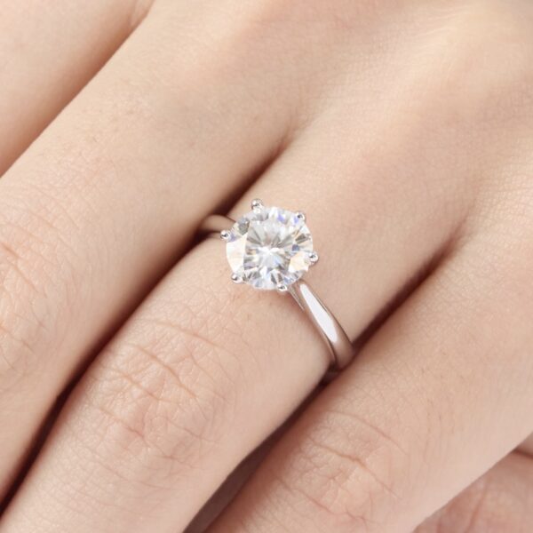 anillo de compromiso de oro blanco