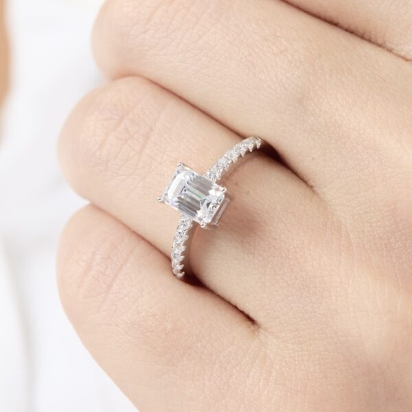 anillo de compromiso de oro blanco