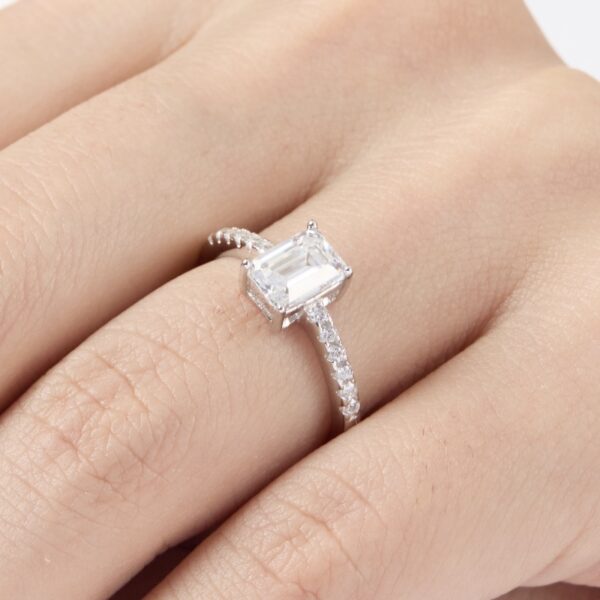 anillo de compromiso de oro blanco