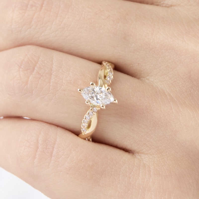 anillo de compromiso de oro amarillo