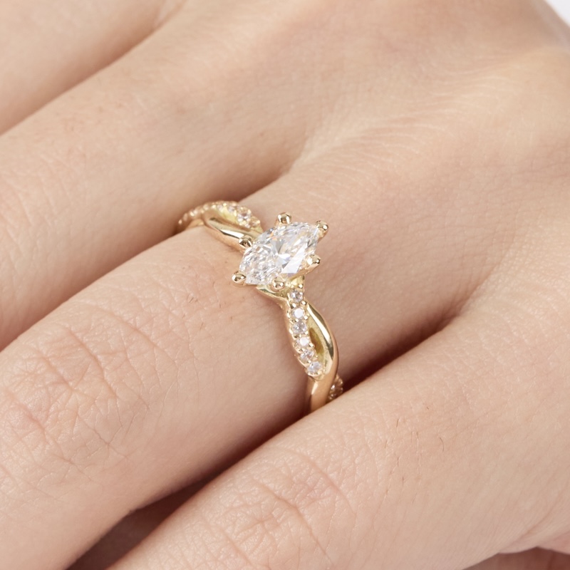 anillo de compromiso de oro amarillo