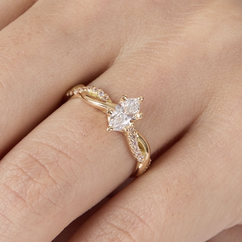anillo de compromiso de oro amarillo