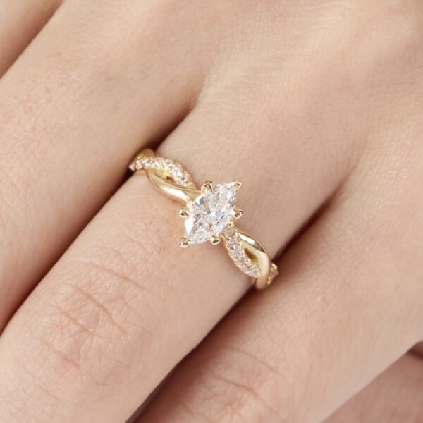 anillo de compromiso de oro amarillo
