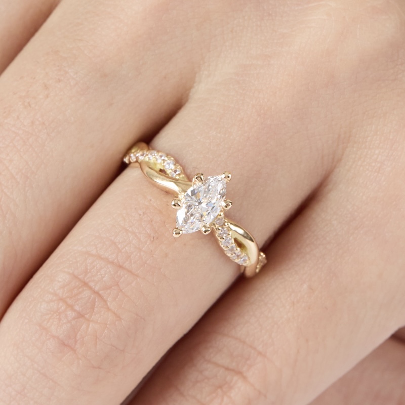 anillo de compromiso de oro amarillo