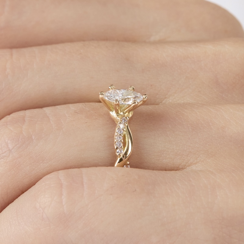 anillo de compromiso de oro amarillo
